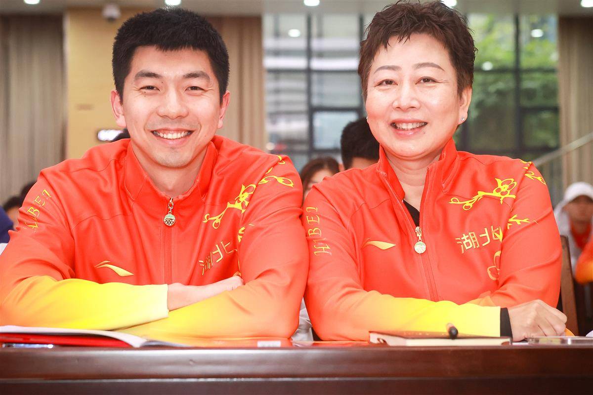 闫子贝与教练郑珊。