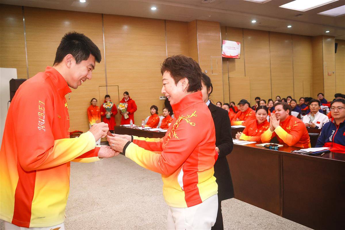 郑珊为爱徒闫子贝颁奖。