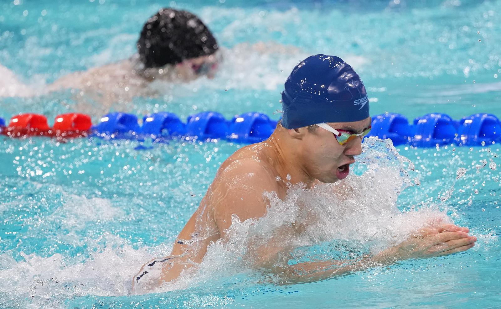 比赛中的闫子贝。(新华社发)