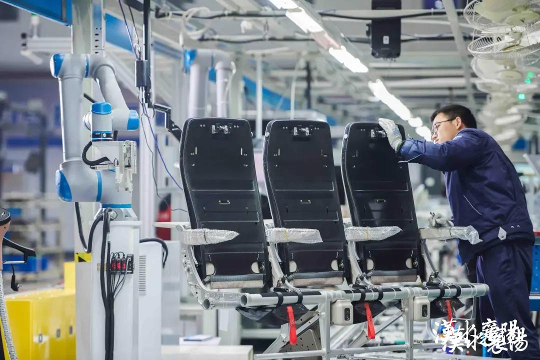 ▲航宇嘉泰车间内,适配国产大飞机C919的旅客座椅正在量产