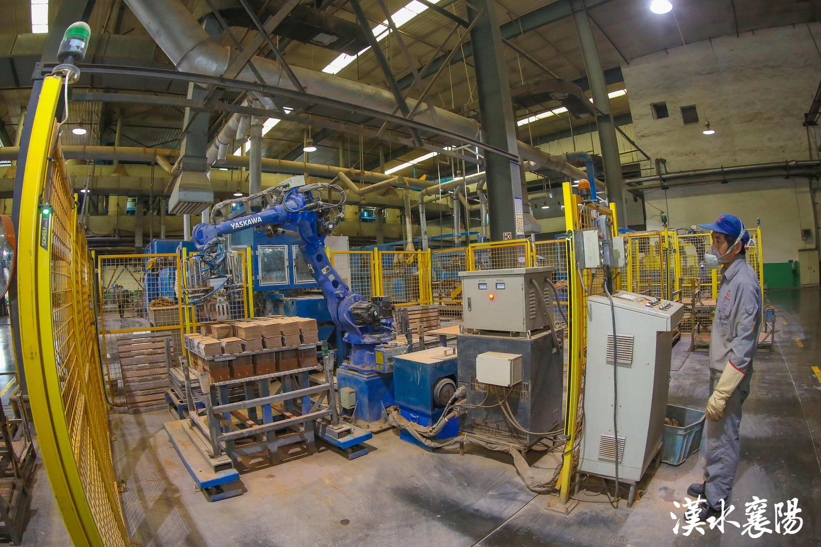 ▲骆驼华中蓄电池循环利用组装车间。