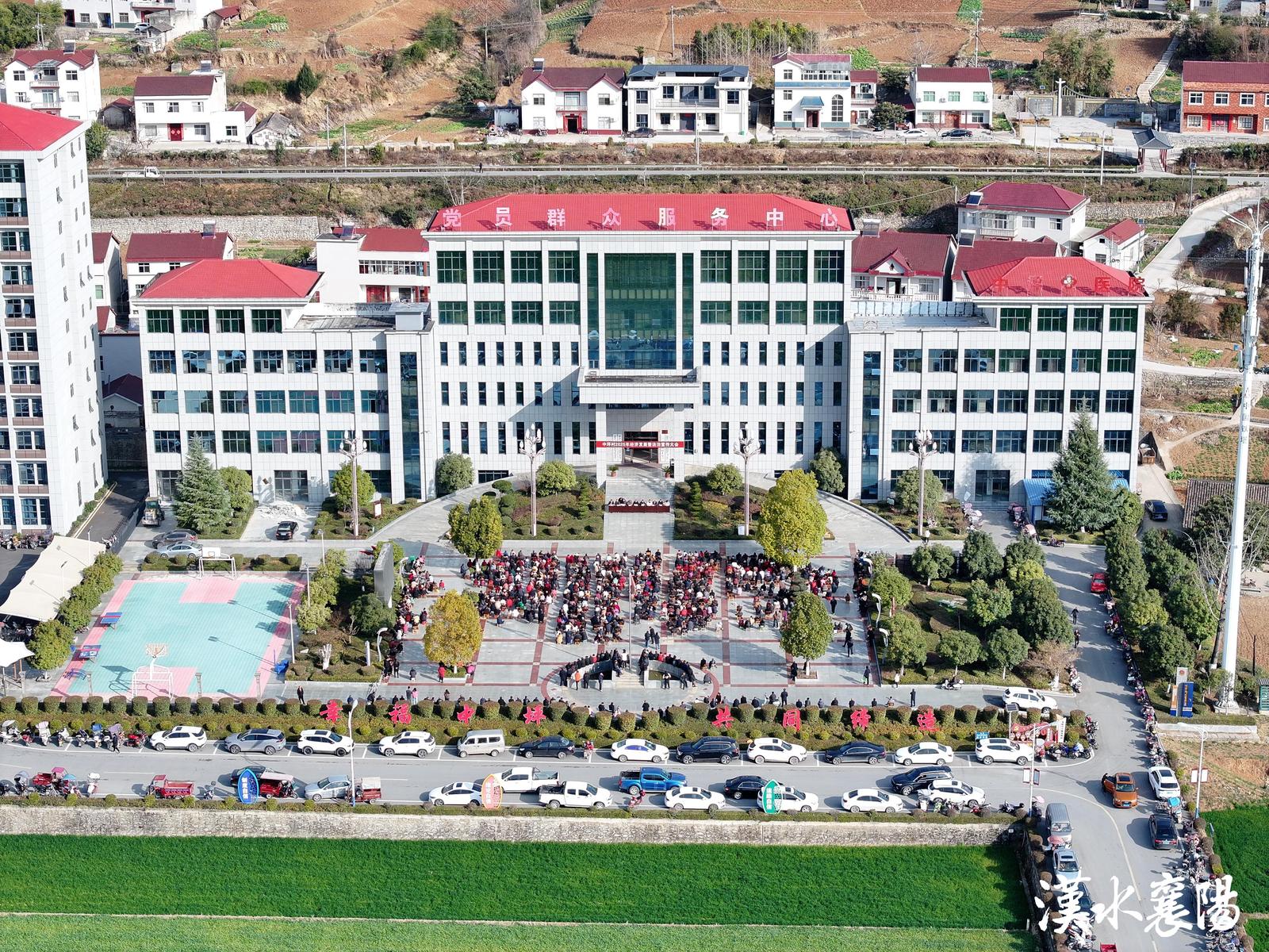 ▲保康县中坪村群众大议事