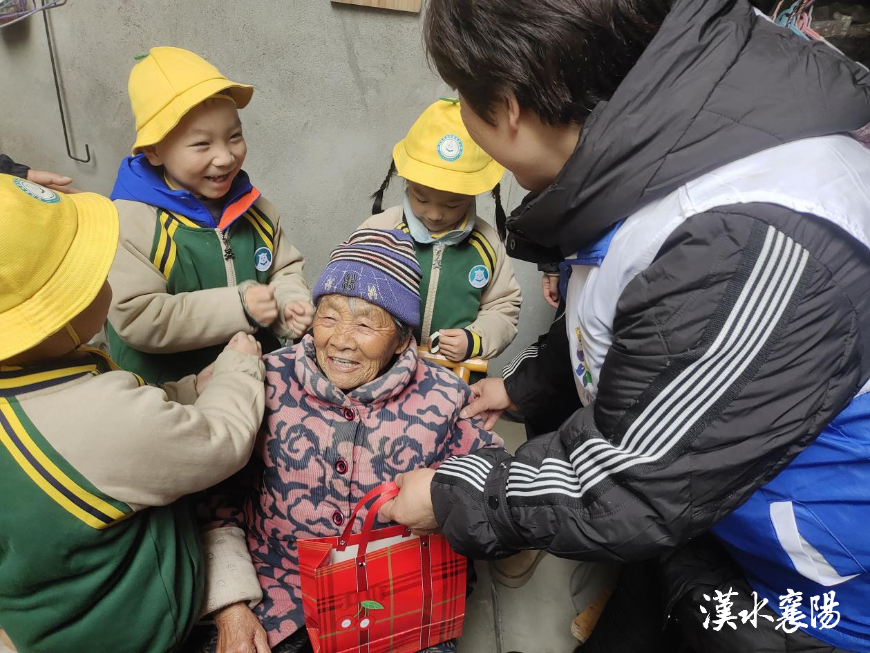 ▲先锋暖“杨”志愿服务队联合辖区幼儿园开展“大手牵小手,一起学雷锋”活动