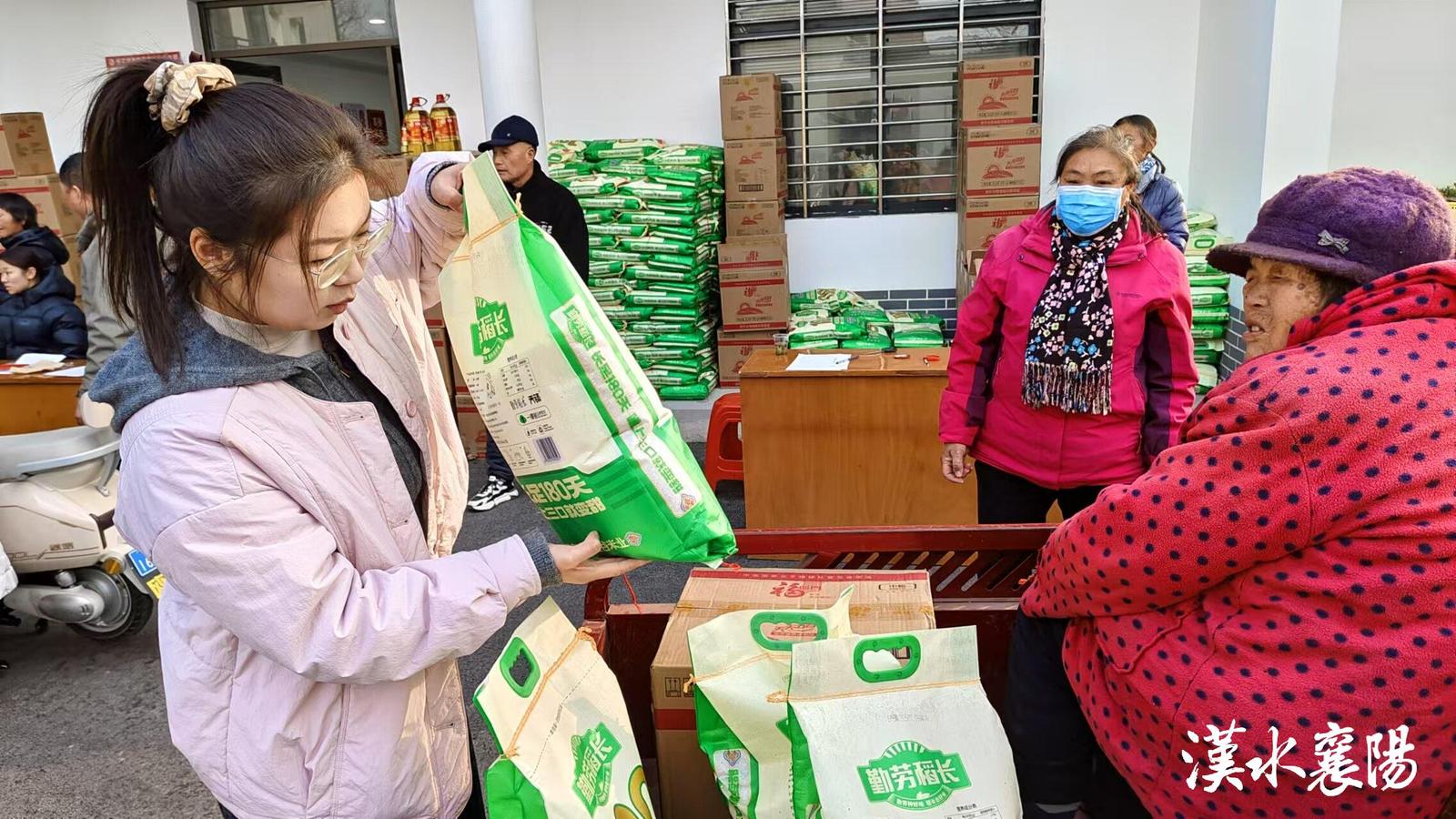 ▲“杨小暖”志愿者为困难老人送米油