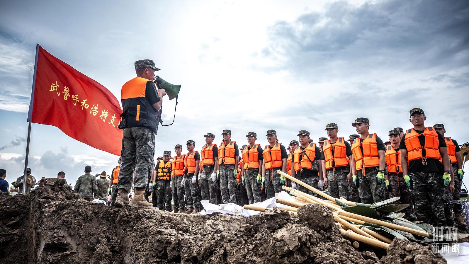 △2025年7月,武警内蒙古总队呼和浩特支队官兵进行抗洪动员。(图/视觉中国)