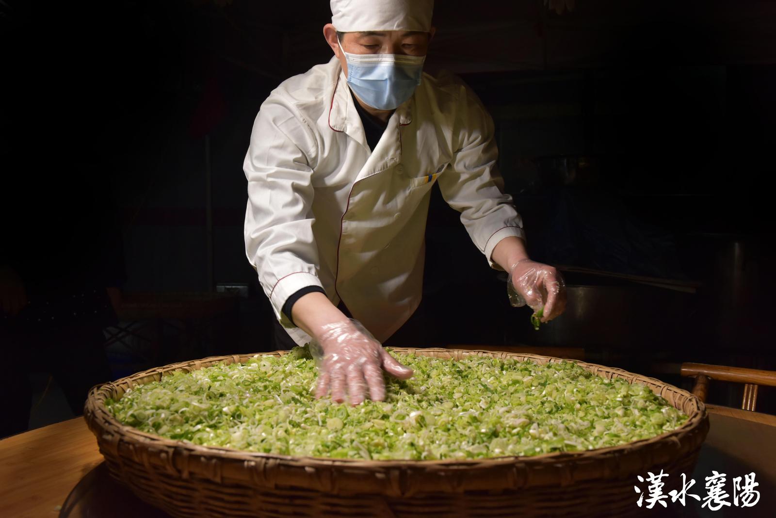 琚兴波在制作酸浆面原材料(受访者供图)