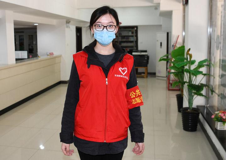 武汉东湖新城社区志愿者谢小玉(2020年3月10日摄)。新华社记者 程敏 摄
