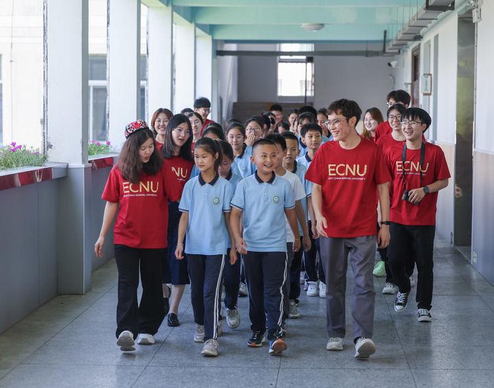 在浙江省诸暨市东和乡中心学校,华东师范大学的大学生志愿者带领孩子们参加暑期夏令营活动(2025年7月1日摄)。新华社记者 徐昱 摄