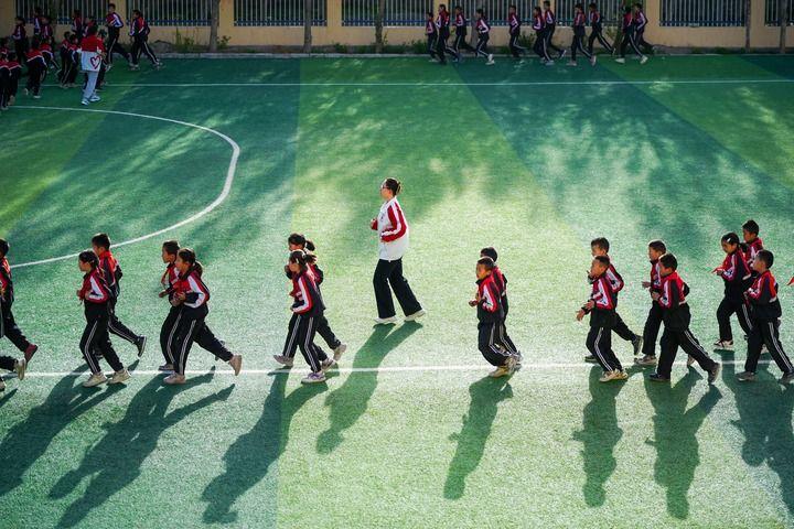 在新疆阿图什市哈拉峻乡谢依特小学,支教教师带领学生晨跑(2025年4月24日摄)。新华社记者 徐宏岩 摄