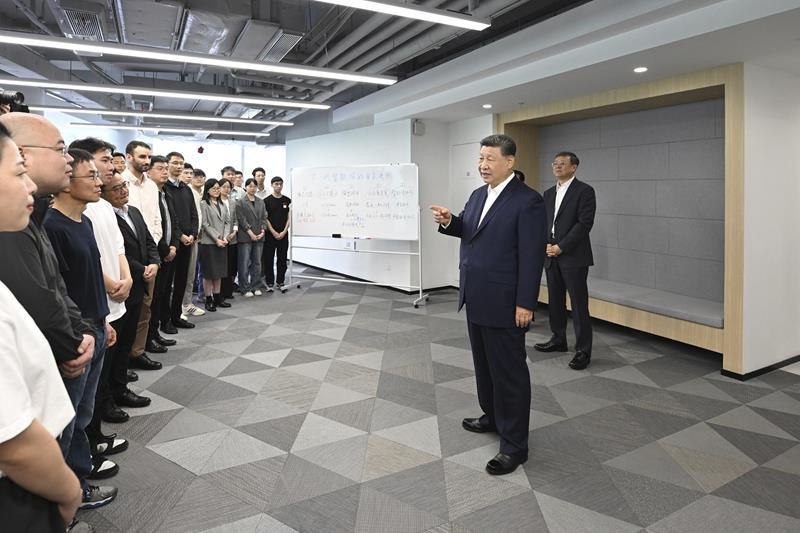 △2025年4月29日,习近平总书记在上海“模速空间”大模型创新生态社区,同青年创新人才亲切交流。
