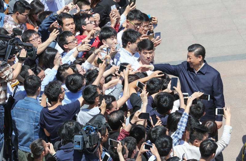△2018年5月2日,习近平总书记来到北京大学考察。这是总书记离开学校时同道路两旁师生亲切握手。