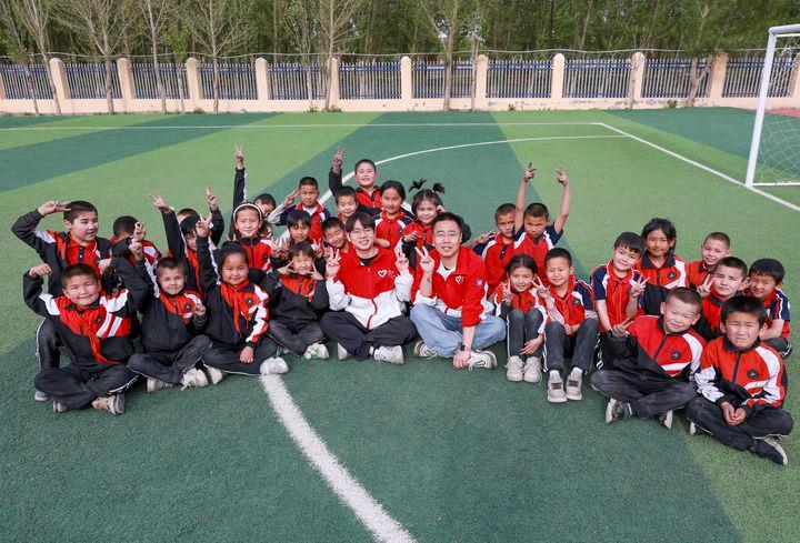 △新疆克孜勒苏柯尔克孜自治州阿图什市哈拉峻乡谢依特小学,支教教师和学生在一起。