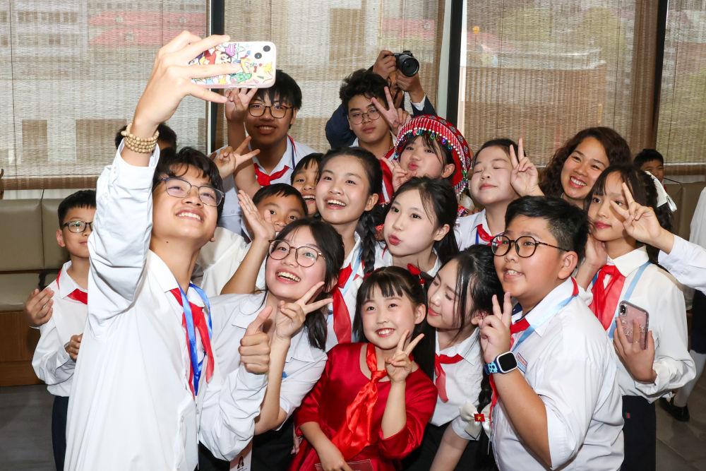2026年4月14日,在中国宋庆龄青少年科技文化交流中心,越南青年“红色研学之旅”之“不忘初心”研学营少先队分团成员和中国宋庆龄青少年科技文化交流中心学员合影留念。新华社记者 郝昭 摄