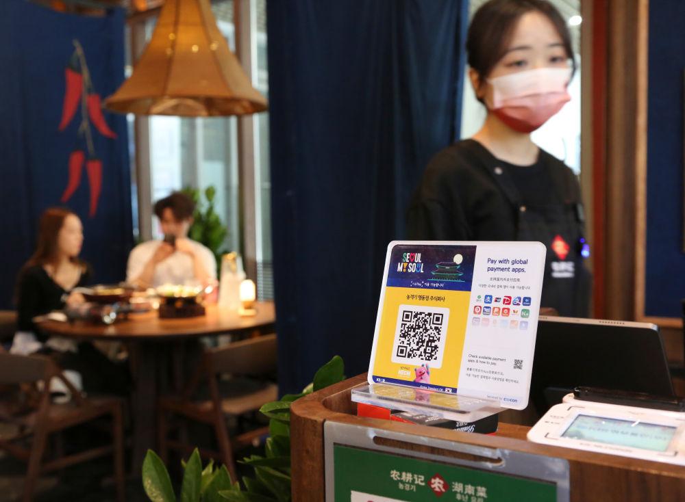 2026年4月24日,韩国首都首尔的一家餐厅展示支持微信支付的二维码。新华社记者 姚琪琳 摄