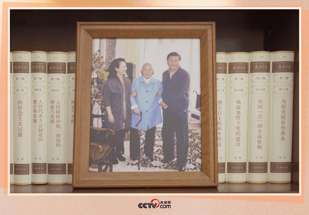 习近平的办公室书柜里摆放着他和家人的合照。(照片来源:央视新闻) 习近平的办公室里放着他和家人的合照。