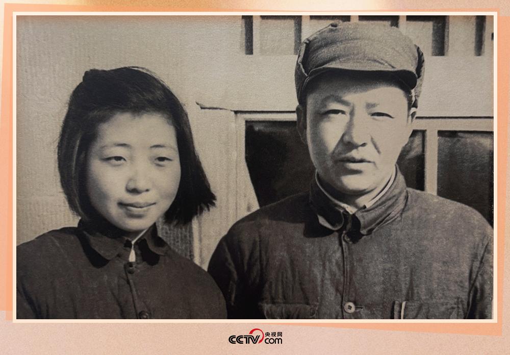 1947年初,习仲勋与齐心在延安合影。(照片来源:《习仲勋画册》) 1947年初,习仲勋与齐心在延安合影。
