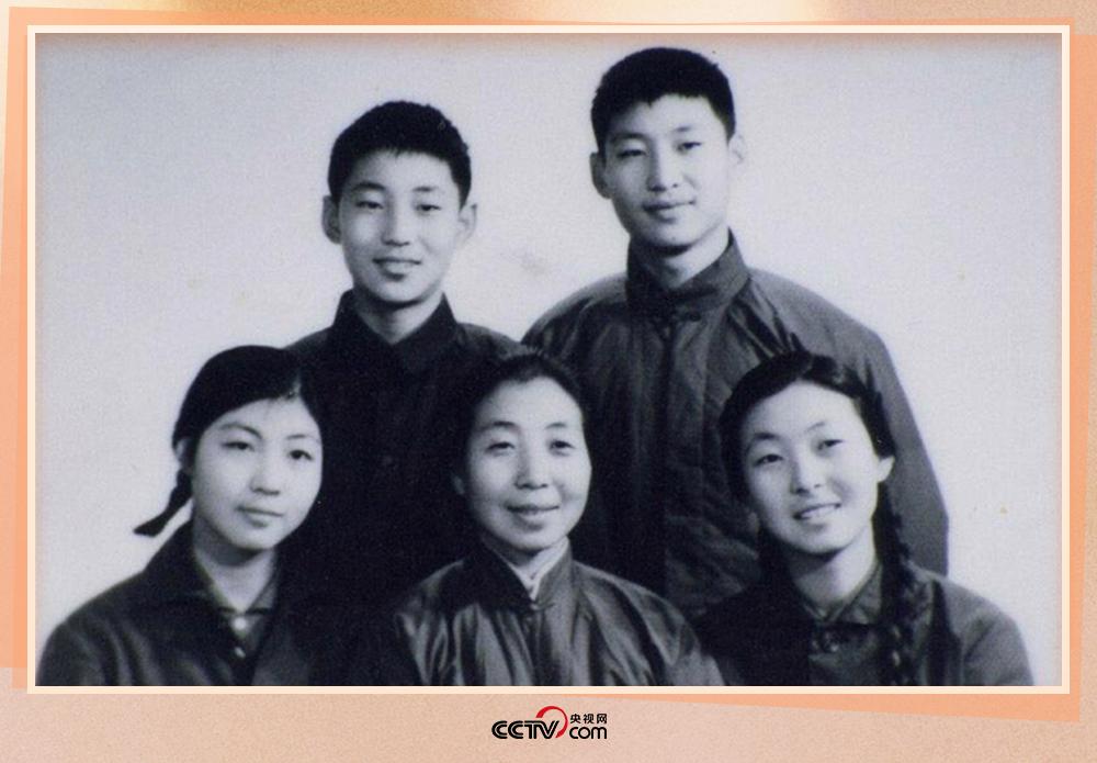 1972年冬,齐心和子女们。(照片来源:《习仲勋画册》) 1972年冬,齐心和子女们。