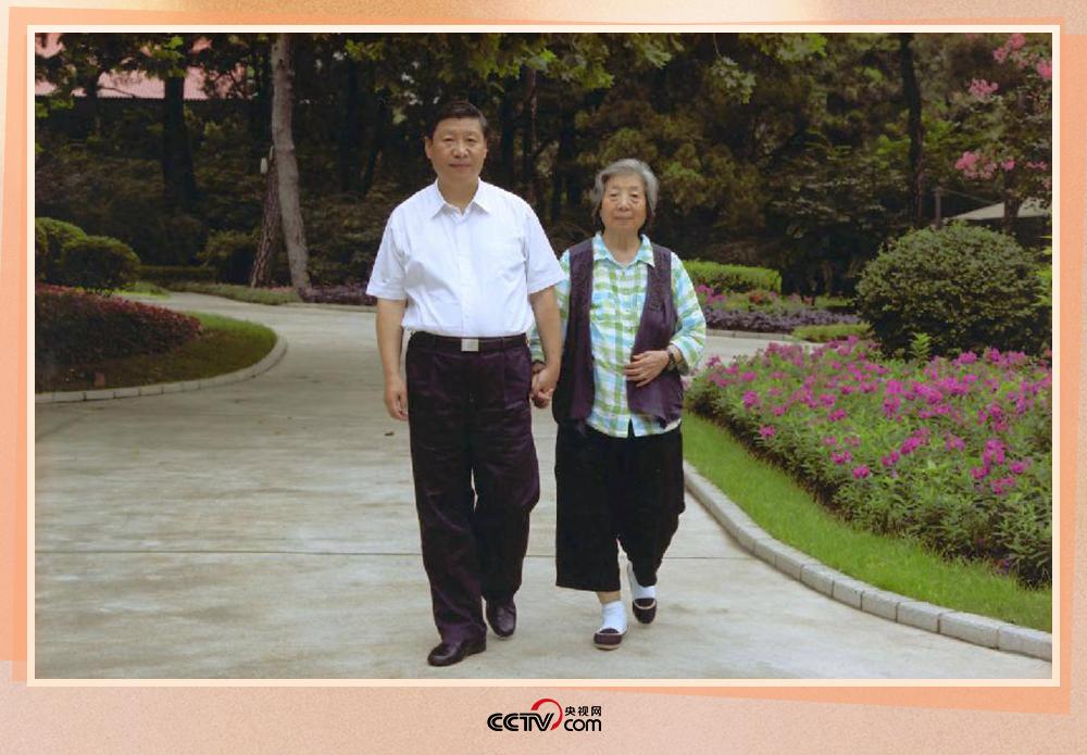习近平陪母亲齐心散步。(照片来源:央视新闻) 习近平陪母亲齐心散步。