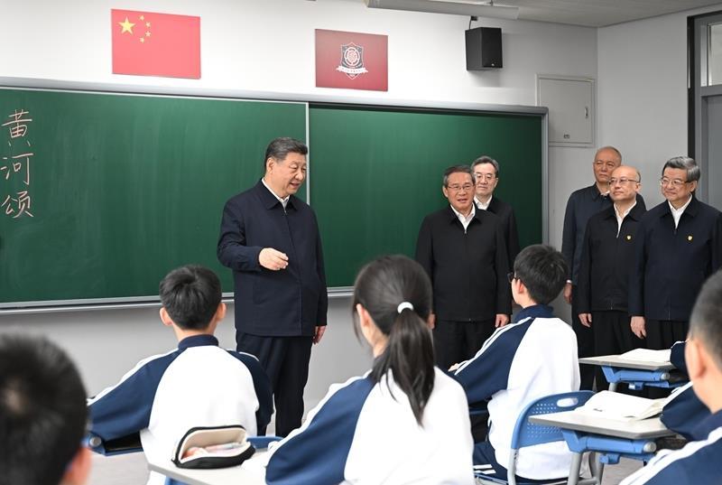 △2026年3月23日,习近平总书记在北京四中雄安校区考察时,走进教室同师生亲切交谈。