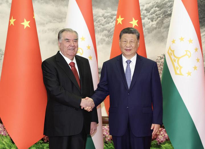 5月12日下午,国家主席习近平在北京人民大会堂同来华进行国事访问的塔吉克斯坦总统拉赫蒙举行会谈。新华社记者 黄敬文 摄