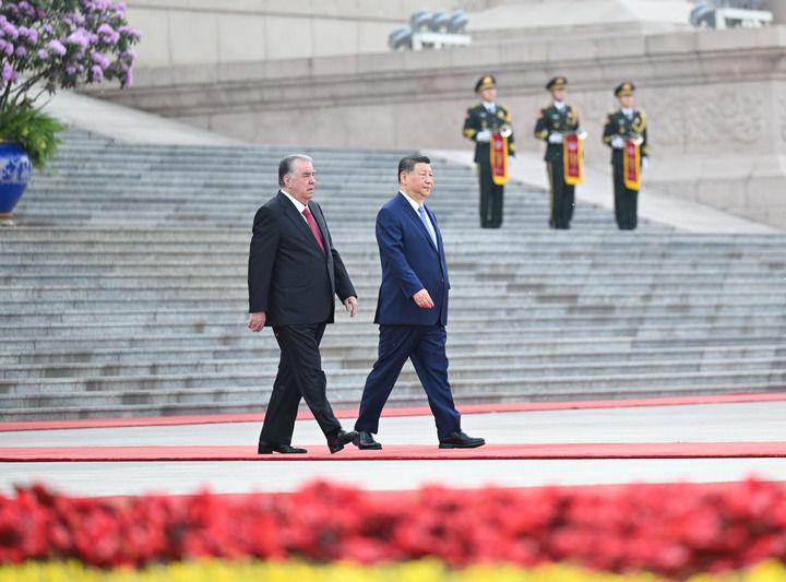 5月12日下午,国家主席习近平在北京人民大会堂同来华进行国事访问的塔吉克斯坦总统拉赫蒙举行会谈。这是会谈前,习近平在人民大会堂东门外广场为拉赫蒙举行欢迎仪式。新华社记者 李响 摄