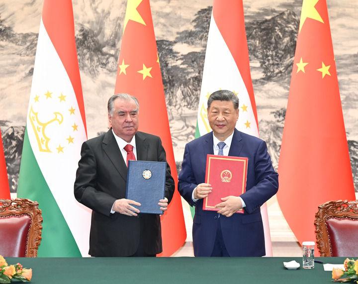 5月12日下午,国家主席习近平在北京人民大会堂同来华进行国事访问的塔吉克斯坦总统拉赫蒙举行会谈。会谈后,两国元首共同出席合作文件签字仪式。新华社记者 李响 摄