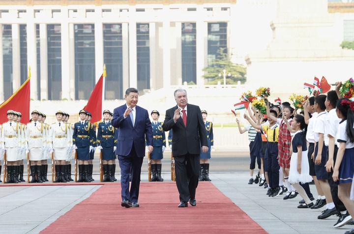 5月12日下午,国家主席习近平在北京人民大会堂同来华进行国事访问的塔吉克斯坦总统拉赫蒙举行会谈。这是会谈前,习近平在人民大会堂东门外广场为拉赫蒙举行欢迎仪式。新华社记者 黄敬文 摄