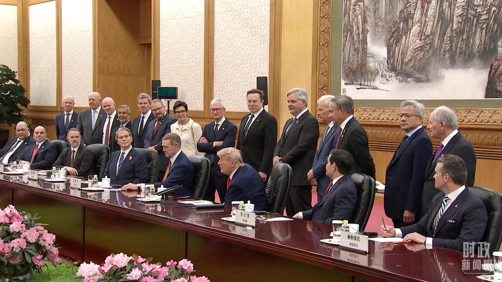 △会谈期间,特朗普逐一向习主席介绍随访企业家。(总台央视记者王冰供图)