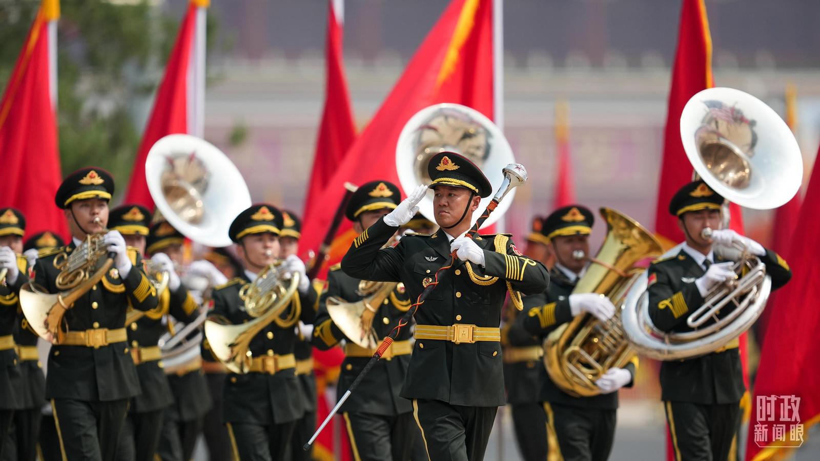△欢迎仪式上的中国人民解放军军乐团。(总台记者李晋拍摄)