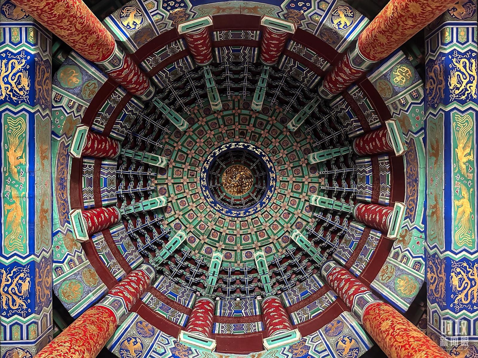 △祈年殿圆形藻井。(总台央视记者朱超拍摄)