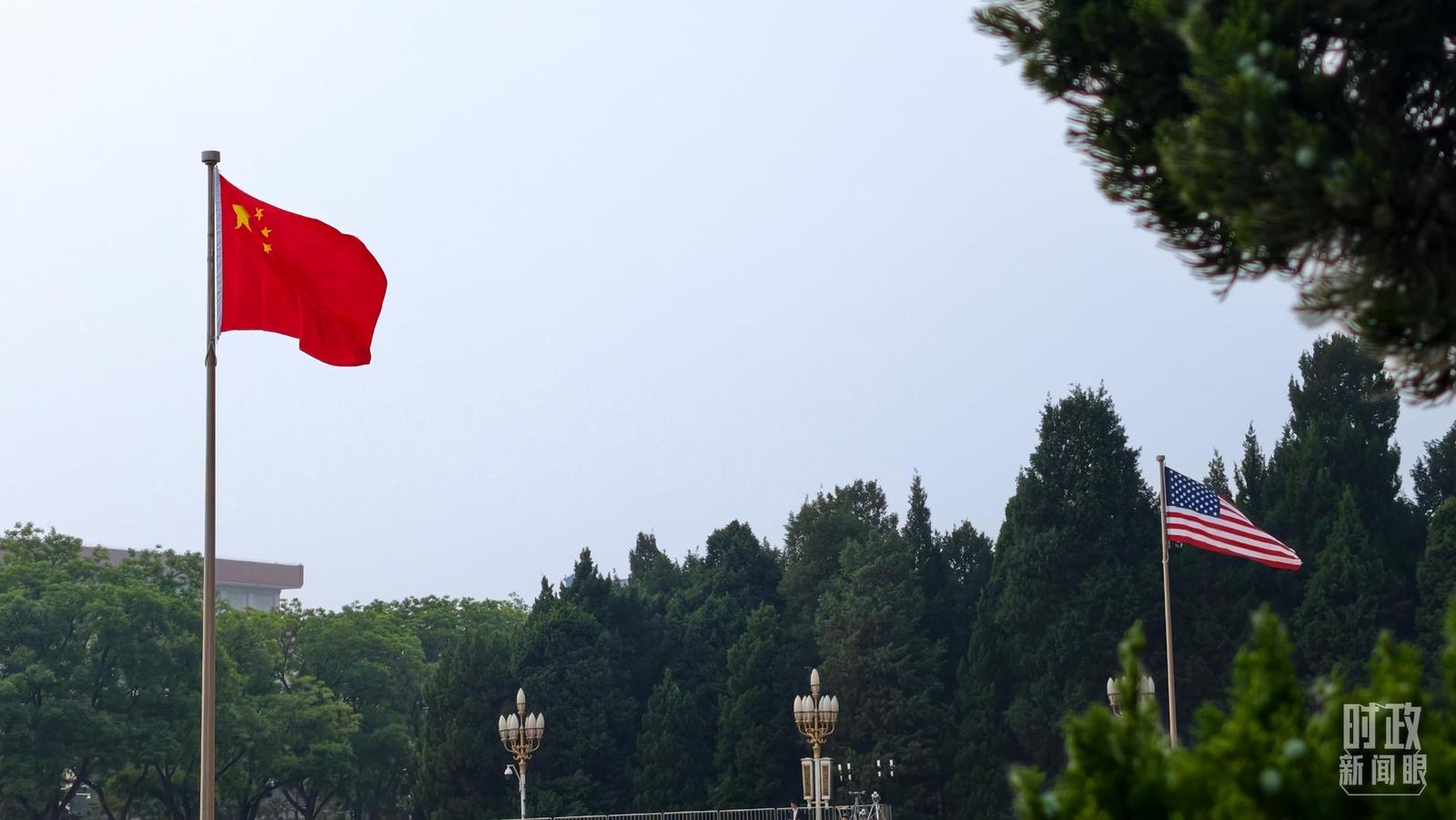 △人民大会堂东门外广场悬挂的中美两国国旗。(总台央视记者韩锐拍摄)