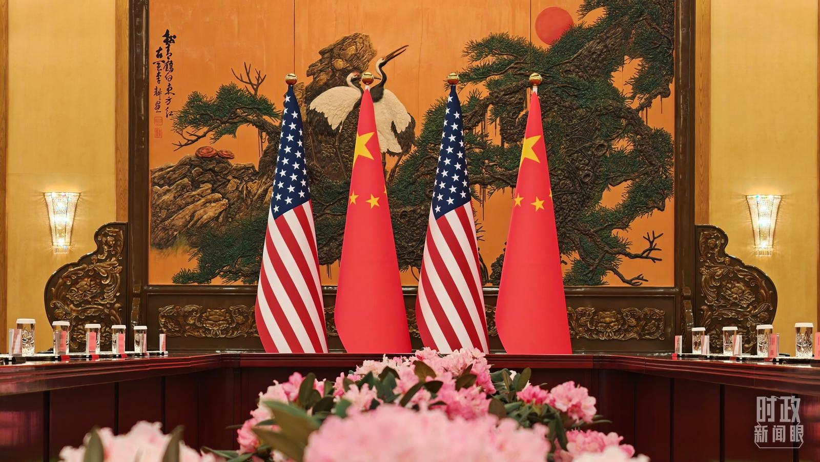△会谈厅内摆放的中美两国国旗。(总台央视记者鄂介甫拍摄)