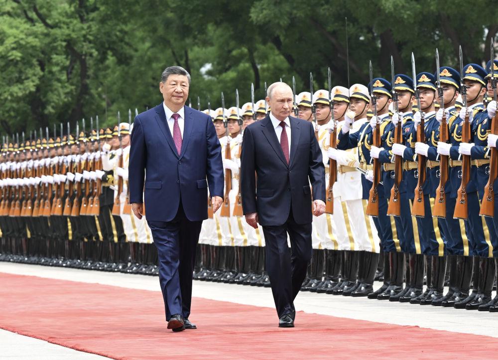 5月20日上午,国家主席习近平在北京人民大会堂同来华进行国事访问的俄罗斯总统普京举行会谈。会谈前,习近平在人民大会堂东门外广场为普京举行欢迎仪式。新华社记者 谢环驰 摄