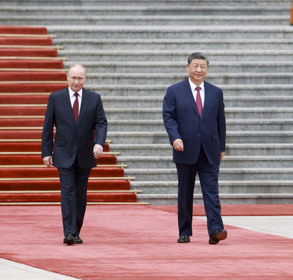 5月20日上午,国家主席习近平在北京人民大会堂同来华进行国事访问的俄罗斯总统普京举行会谈。会谈前,习近平在人民大会堂东门外广场为普京举行欢迎仪式。新华社记者 丁海涛 摄