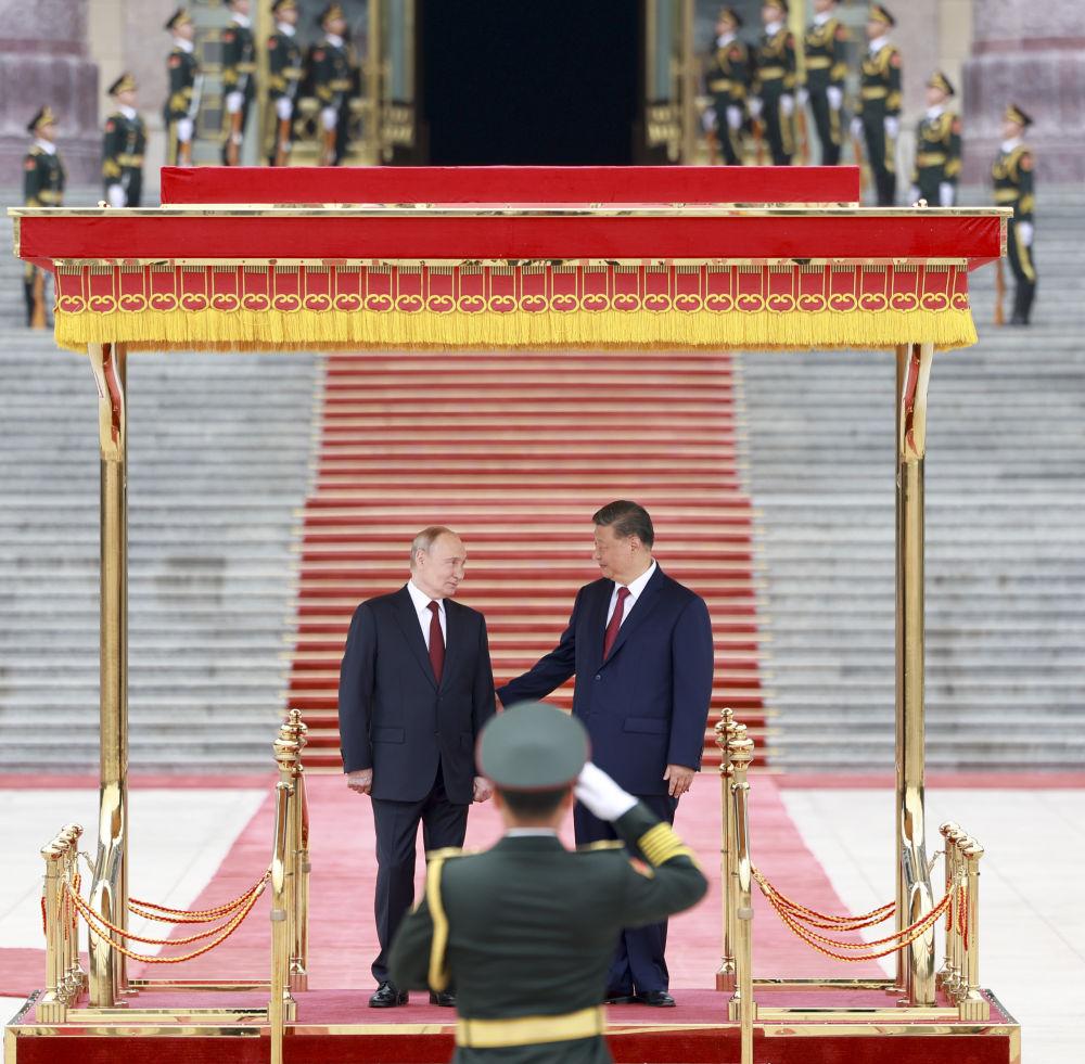 5月20日上午,国家主席习近平在北京人民大会堂同来华进行国事访问的俄罗斯总统普京举行会谈。会谈前,习近平在人民大会堂东门外广场为普京举行欢迎仪式。新华社记者 丁海涛 摄