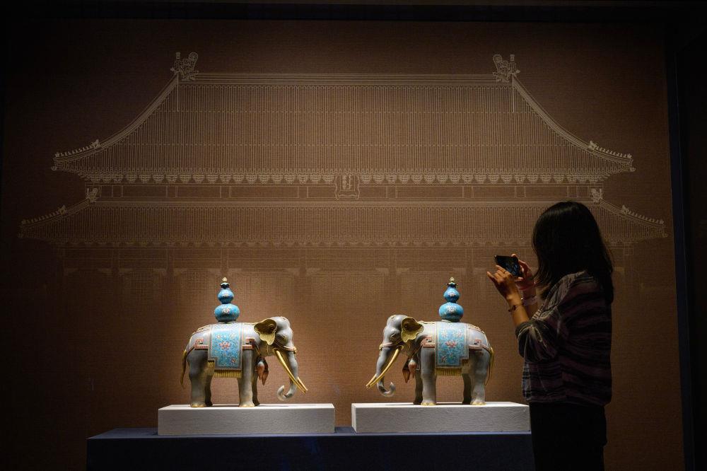△2025年9月,观众参观“百年守护——从紫禁城到故宫博物院”展览。