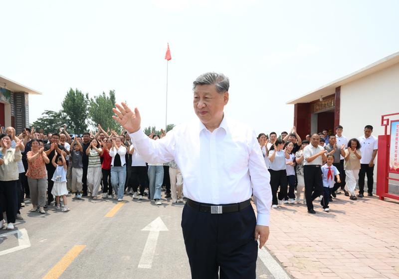 △2026年6月24日,习近平总书记在山东德州陵城区边临镇西于架村,同村民们亲切交流。