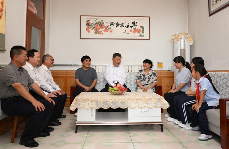 △2026年6月24日,习近平总书记在山东德州陵城区边临镇西于架村村民于鑫辉家,同一家人围坐一起拉家常。