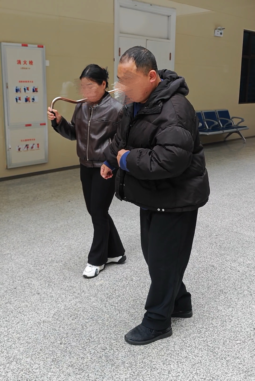 在襄阳市中心医院经过脑机接口康复训练后,李文尝试行走