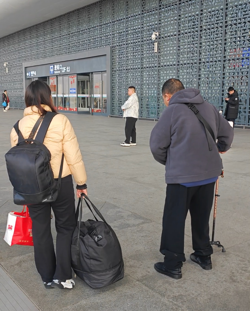2026年春节,李文经过脑机接口康复后,步行乘火车回老家过年