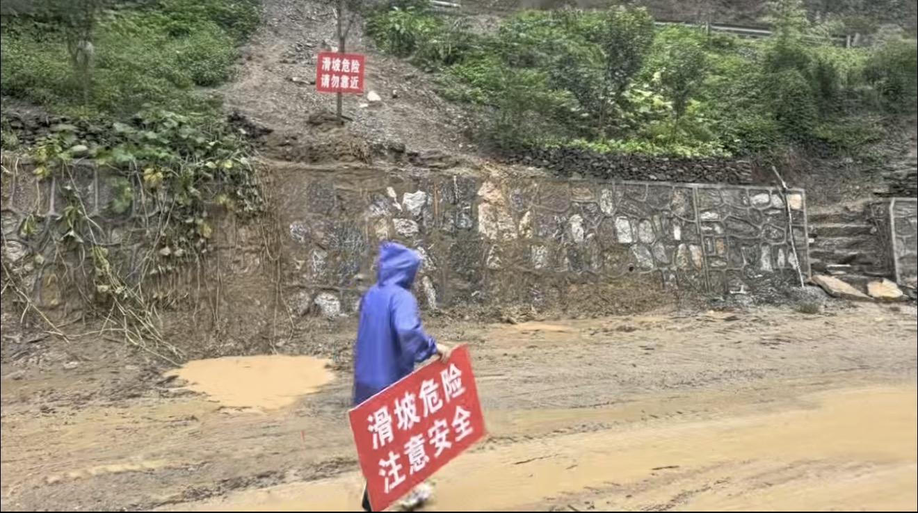 南漳县长坪镇东园村党支部委员李伟1.jpg