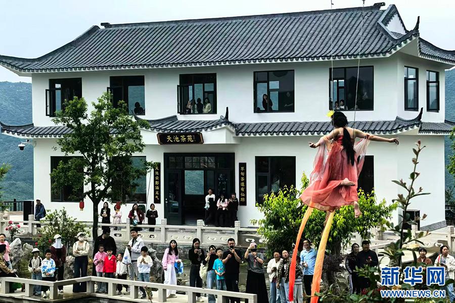 图为游客在襄阳荆山天池山观赏表演。新华网发
