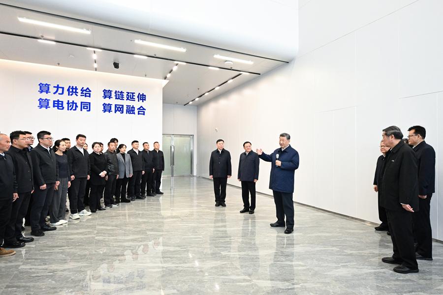10月16日,中共中央总书记、国家主席、中央军委主席习近平在内蒙古自治区乌兰察布市考察。这是习近平在察哈尔高新技术开发区考察时,同有关算力中心项目负责人、技术人员、察哈尔高新区工作人员等亲切交流。新华社记者 燕雁 摄