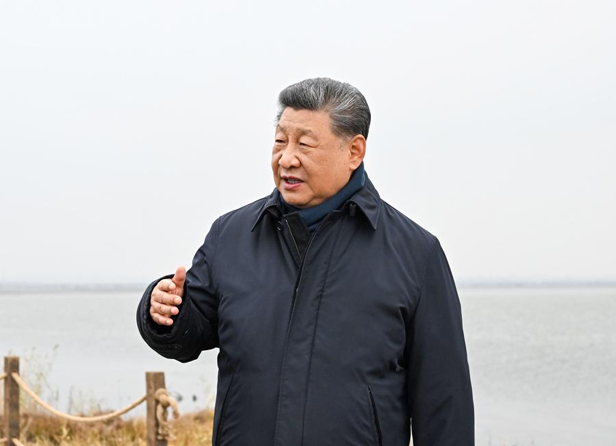 10月16日,中共中央总书记、国家主席、中央军委主席习近平在内蒙古自治区乌兰察布市考察。这是习近平在察哈尔右翼前旗的黄旗海自然保护区考察。新华社记者 燕雁 摄