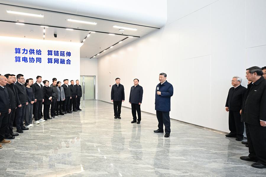 10月16日,中共中央总书记、国家主席、中央军委主席习近平在内蒙古自治区乌兰察布市考察。这是习近平在察哈尔高新技术开发区考察时,同有关算力中心项目负责人、技术人员、察哈尔高新区工作人员等亲切交流。新华社记者 燕雁 摄