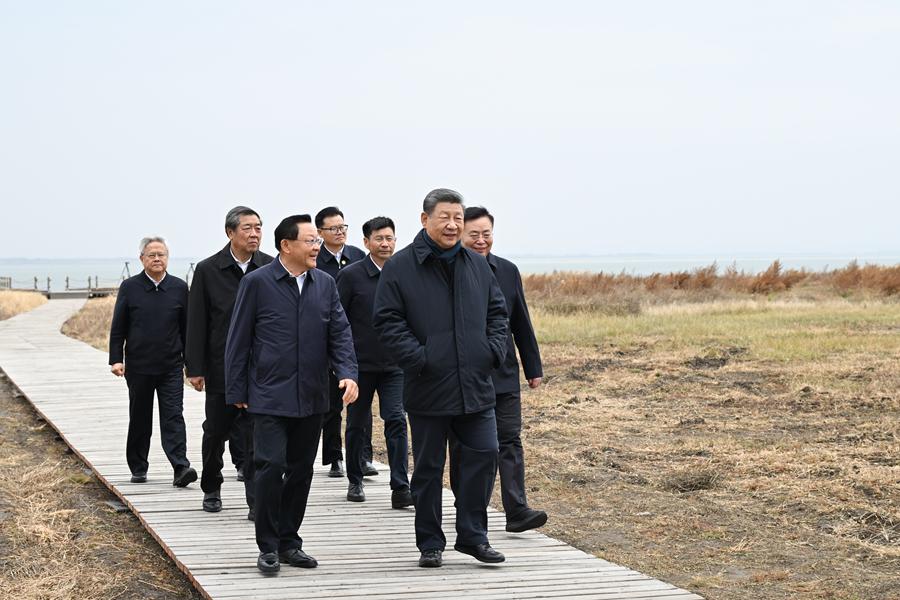 10月16日,中共中央总书记、国家主席、中央军委主席习近平在内蒙古自治区乌兰察布市考察。这是习近平在察哈尔右翼前旗的黄旗海自然保护区考察。新华社记者 谢环驰 摄