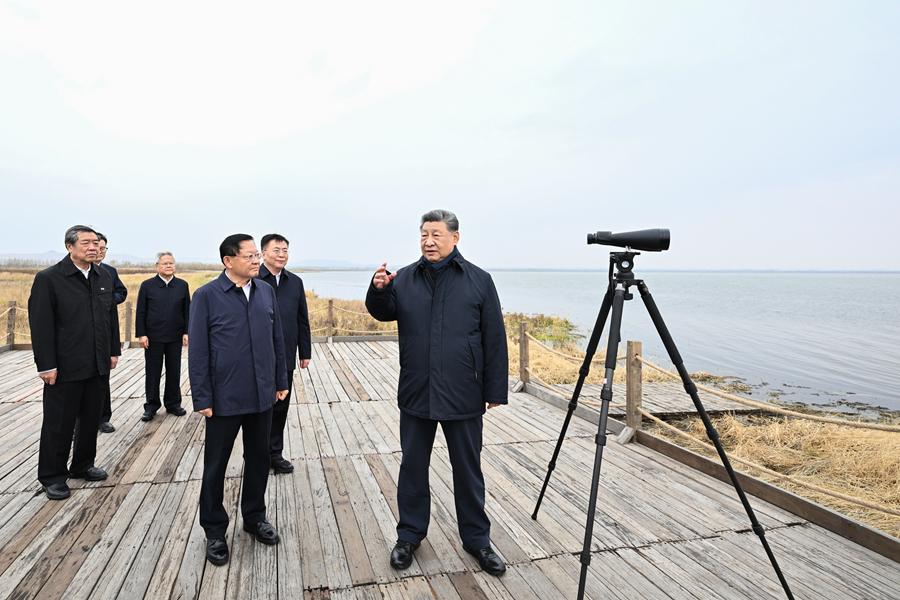 10月16日,中共中央总书记、国家主席、中央军委主席习近平在内蒙古自治区乌兰察布市考察。这是习近平在察哈尔右翼前旗的黄旗海自然保护区考察。新华社记者 燕雁 摄