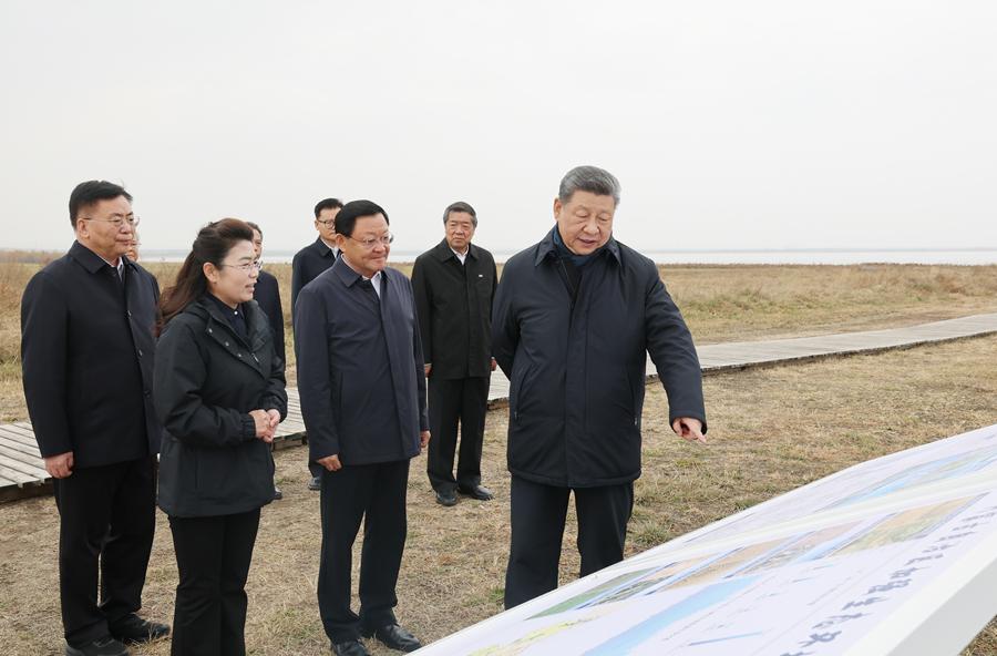 10月16日,中共中央总书记、国家主席、中央军委主席习近平在内蒙古自治区乌兰察布市考察。这是习近平在察哈尔右翼前旗的黄旗海自然保护区考察。新华社发(盛佳鹏 摄)