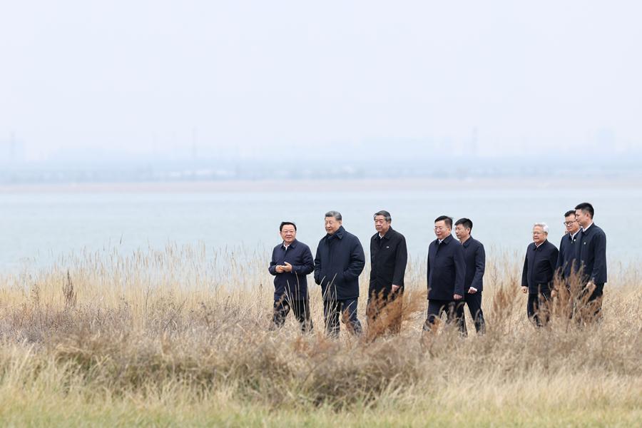 10月16日,中共中央总书记、国家主席、中央军委主席习近平在内蒙古自治区乌兰察布市考察。这是习近平在察哈尔右翼前旗的黄旗海自然保护区考察。新华社发(盛佳鹏 摄)