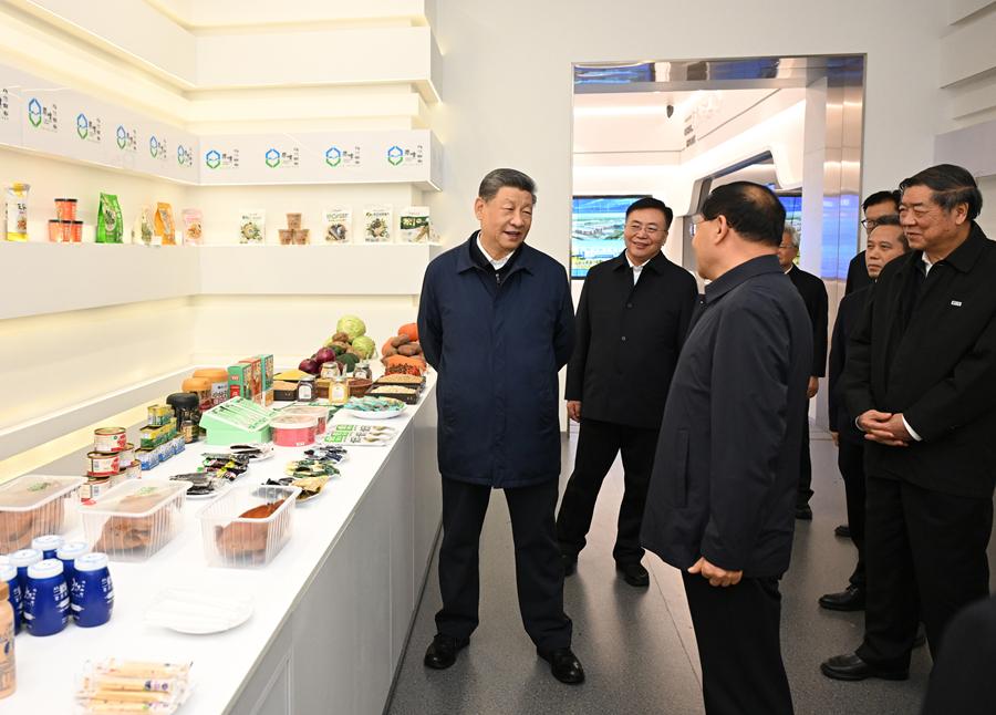 10月16日,中共中央总书记、国家主席、中央军委主席习近平在内蒙古自治区乌兰察布市考察。这是习近平在察哈尔高新技术开发区考察时,察看当地特色农牧产品展示。新华社记者 谢环驰 摄